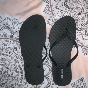 Old Navy black flip flops